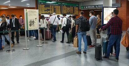 Cola de gente en la estación de Atocha de Madrid este viernes antes del anuncio del estado de alarma.