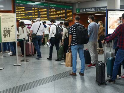 Cola de gente en la estación de Atocha de Madrid este viernes antes del anuncio del estado de alarma.