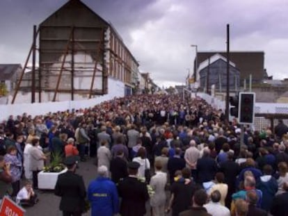 Concentraci&oacute;n en Omagh, en Irlanda del Norte, en el primer aniversario del atentado. 