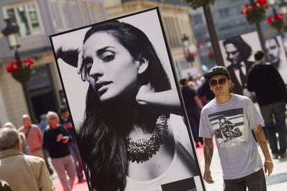 Uno de los retratos de la exposición '60 segundos en el Festival de Málaga' instalada en calle Larios de Málaga para el certamen.