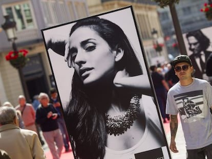 Uno de los retratos de la exposici&oacute;n &#039;60 segundos en el Festival de M&aacute;laga&#039; instalada en calle Larios de M&aacute;laga para el certamen.