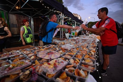 Voluntarios reparten comida frente al Congreso de la Nacin, el 24 de diciembre en Buenos Aires.