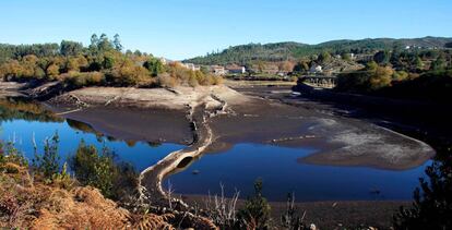 Estado en el que se encuentra el embalse de Eiras que abastece principalmente a Vigo y a los ayuntamientos de su área metropolitana, como consecuencia de la sequía que se registra en la región.