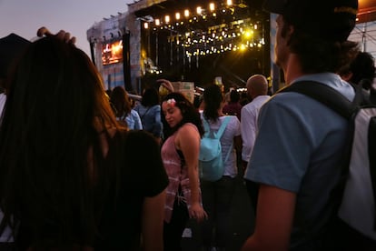 Los asistentes al festival bailan en uno de los conciertos.
