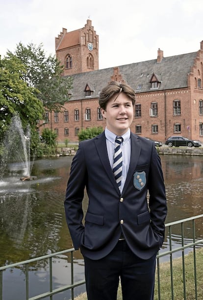El príncipe Christian de Dinamarca, frente al internado Herlufsholm.