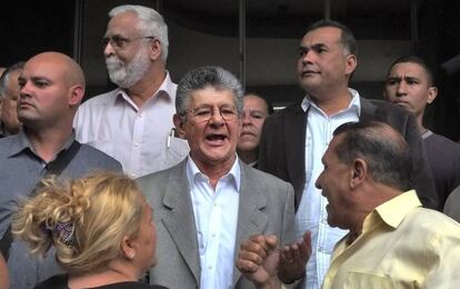 Novo presidente da Assembleia Nacional, deputado Henry Ramos Allup (centro).