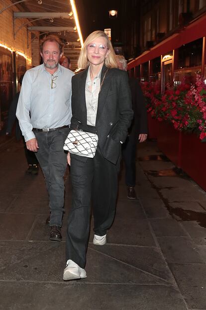 Cate Blanchett la semana pasada en Londres con una versión en blanco y negro del diseño de Louis Vuitton.