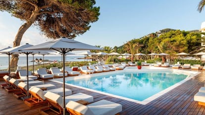 Piscina y tumbonas del Hotel Riomán, en Ibiza.