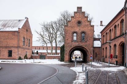 Al suroeste de la isla de Selandia, Sorø es conocida por su tradición cultural. Aquí está la prestigiosa Academia de Sorø (en la foto), fundada en 1586 como una escuela para la nobleza y la alta burguesía -entre ellos, los hijos del rey Christian IV- en un antiguo y próspero monasterio cisterciense. La institución ha contado a lo largo de su historia con ilustres profesores y directores, como el poeta y novelista danés B. S. Ingemann, y actualmente es un instituto de bachillerato.