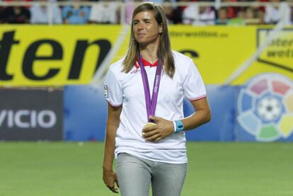 La regatista Marina Alabau con la medalla de oro que ganó en los Juegos de Londres, antes del partido.