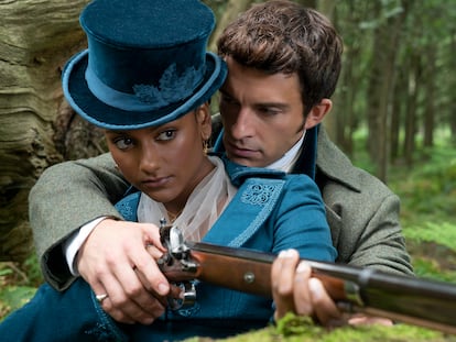 Simone Ashley y Jonathan Bailey, en la segunda temporada de 'Los Bridgerton'.