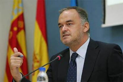 El consejero de Territorio y Vivienda Esteban González Pons, ayer, en conferencia de prensa.