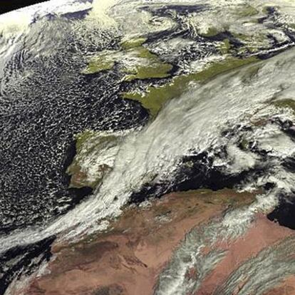 Fotografía tomada por el satélite Meteosat en la que se aprecia el frente frío que atraviesa la Península.
