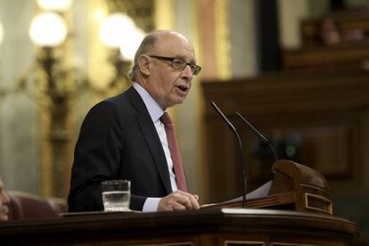 El ministro de Hacienda Crit&oacute;bal Montoro en el pleno del Congreso de este jueves.