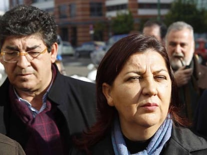 La concejal de IU Josefa Medrano junto al coordinador Diego Valderas.