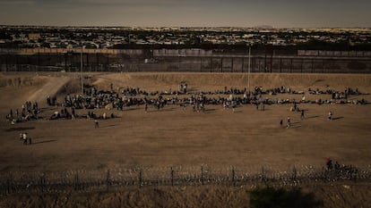 A menos de dos días del final del Título 42, nadie, ni a uno ni al otro lado de la frontera, se aventura a predecir qué sucederá exactamente a partir del viernes. En la imagen, vista aérea de migrantes en el lado estadounidense de la frontera entre Ciudad Juárez y El Paso. 