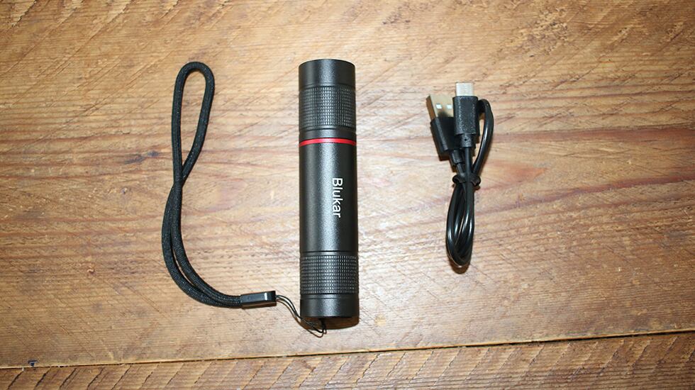 La linterna LED Blukar puede recargarse mediante USB.