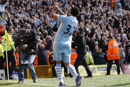 Carlos Tévez celebra su tercer gol del partido