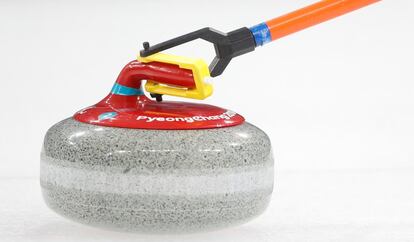 Detalle de la piedra de curling utilizada en el choque entre Rusia y Estados Unidos en Gangneun (Corea del Sur), el 12 de marzo.