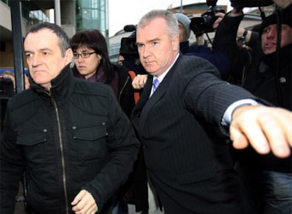 De Juana Chaos, a la izquierda, a su llegada ayer al tribunal de Belfast que debe decidir sobre su entrega a España.