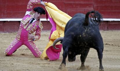 Vicente Soler, en una larga cambiada al tercero de la tarde.