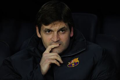 El próximo entrenador del Barça, Tito Vilanova, en el banquillo.