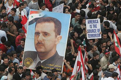 Los manifestantes portaron fotografías del presidente sirio, banderas libanesas y carteles en los que se acusa a EE UU de ser la fuente del terrorismo.
