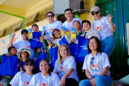 La Fundación BBVA y los voluntarios de BBVA Perú entregan kits escolares a niños de escuelas públicas del interior del país.