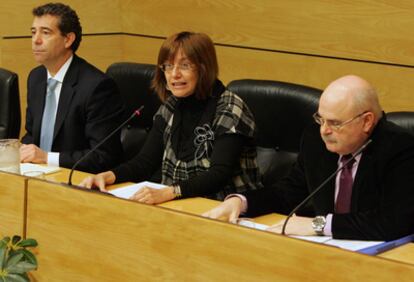 El secretario general de la Presidencia, Manu Salinero, la consejera de Cultura, Blanca Urgell, y el director de Deportes, Patxi Mutiloa, de izquierda a derecha ayer durante su comparecencia.