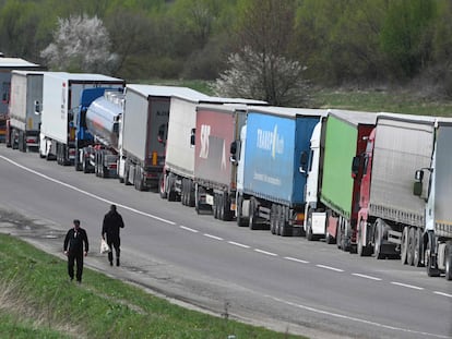 Cola de camiones en el cruce fronterizo de  Rava-Ruska entre Ucrania y Polonia, este 18 de abril.