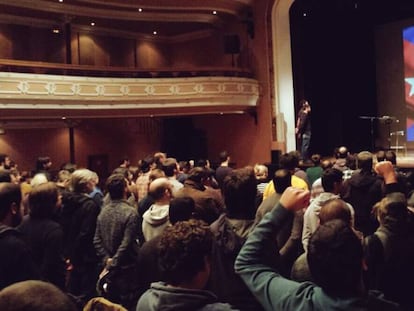 La asamblea municipal de la CUP hace un minuto de silencio por la muerte de Fidel Castro.