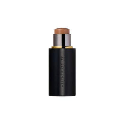 Con un precio que superaría los 9.000€ si se vendiera al kilo (la pieza cuesta 56€), Westman Atelier Face Trace Contour Stick es una barra de contorno cremosa pensada para esculpir y definir el rostro. Tiene una textura aterciopelada, una fórmula nutritiva (con ingredientes tan sofisticados como aceite de jojoba, un antioxidante natural, arcilla china para absorber el exceso de grasa y un potente activo de las células de la frambuesa que hidrata en profundidad) y está disponible en tres tonos.