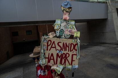 Uno de los reclamos constantes ha sido la devaluación de la moneda venezolana y la escasez de alimentos y productos básicos.