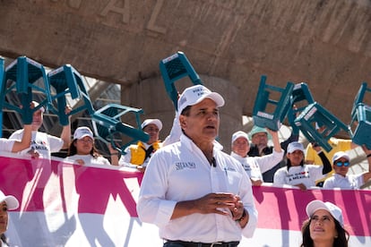 Silvano Aureoles en una caravana en Ciudad de México, en 2023.