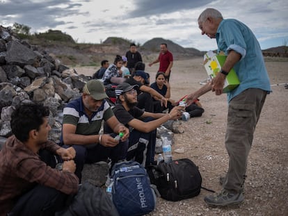 Jerry Hamel entrega alimentos a migrantes solicitantes de refugio en Ruby, Arizona, en junio de 2024.