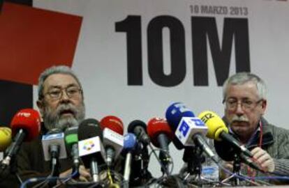 Los secretarios generales, de CCOO, Ignacio Fernández Toxo (d), y de UGT, Cándido Méndez (i), durante la rueda de prensa ofrecida en la sede de CCOO, en Madrid, antes de la manifestación convocada por la Cumbre Social, que agrupa a más de 150 organizaciones -incluidos los principales sindicatos-, para protestar contra las políticas de recortes y el paro.