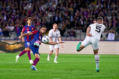 Ferran Torres anota el primer gol del FC Barcelona ante el FC Shakhtar Donetsk .