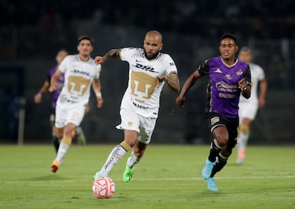 Soccer Football - Liga MX - Pumas UNAM v Mazatlan - Estadio Olimpico, Mexico City, Mexico - July 27, 2022 Pumas UNAM's Dani Alves in action with Mazatlan's Edgar Barcenas REUTERS/Henry Romero