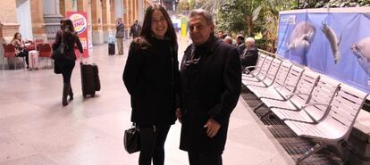 Marina Moreno y &Aacute;ngel Llorente, en la estaci&oacute;n de tren de Atocha.