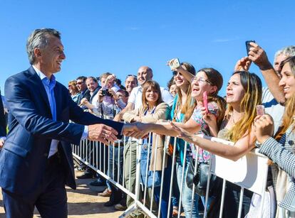 El presidente Mauricio Macri saluda a la gente durante la inauguraci&oacute;n de una carretera en Luj&aacute;n, el 10 de noviembre.