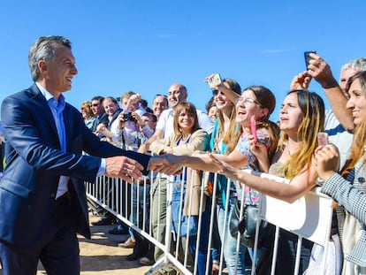 El presidente Mauricio Macri saluda a la gente durante la inauguraci&oacute;n de una carretera en Luj&aacute;n, el 10 de noviembre.