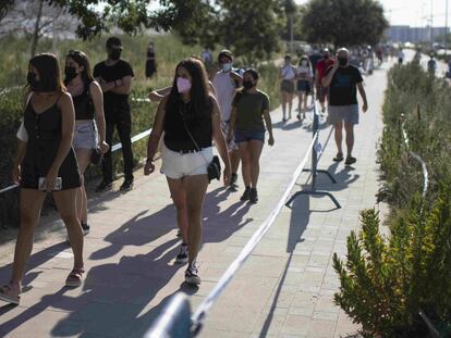 Colas con jóvenes en el Isabel Zendal para la vacunación de la covid el 22 de julio de 2021.