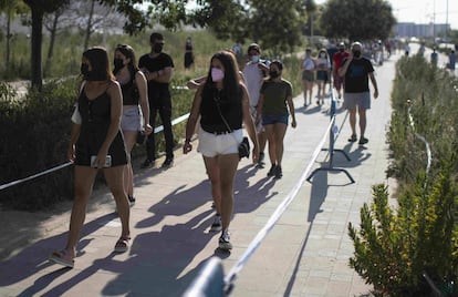 Colas con jóvenes en el Isabel Zendal para la vacunación de la covid el 22 de julio de 2021.