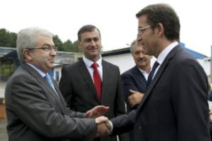 El presidente de la Xunta de Galicia, Alberto Núñez Feijoo (d), saluda al consejero delegado de Clesa, Jose Luis Antuña (i), en presencia del presidente del Consejo de Administración de Clesa, José Angel Blanco (2i), y del alcalde de Caldas de Reis, Manuel Rey (2d), en la visita efectuada a las instalaciones de la empresa Clesa.