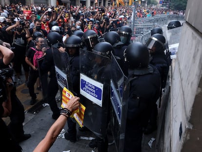 Manifestantes se enfrentan a la policía durante la marcha independentista de la Diada.