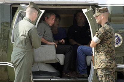 El presidente Bush monta en un helicóptero para sobrevolar las áreas afectadas por el Rita en Tejas.