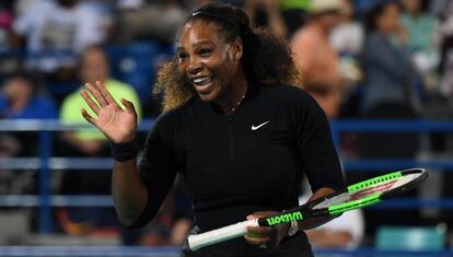 Serena Williams, durante el partido de exhibici&oacute;n contra Ostapenko, en Abu Dabi.