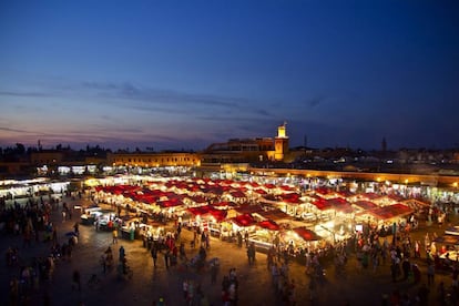 La plaza Djemaa el Fna de Marrakech vista desde el balcón del Café Glacier.