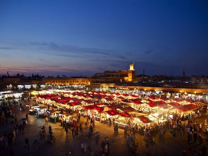 La plaza Djemaa el Fna de Marrakech vista desde el balcón del Café Glacier.