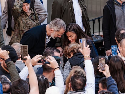 Los reyes Felipe VI y Letizia, saludando a los vecinos durante la visita a la localidad de Chiva, el pasado mes de noviembre.